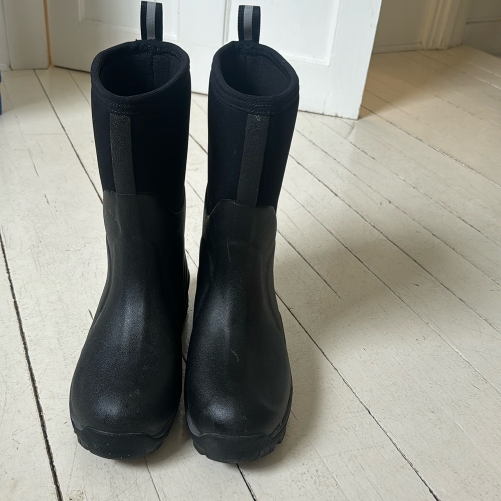 Men’s size 8 black Arctic Sport boots